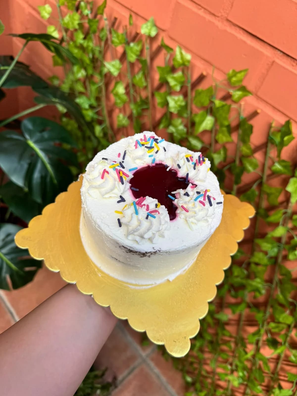 Tarta pequeña con virutas de colores