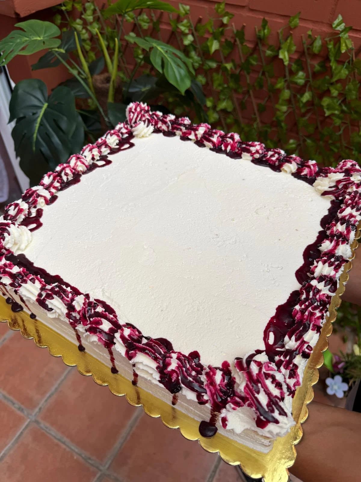 Tarta rectangular para celebración con borde de frutos rojos