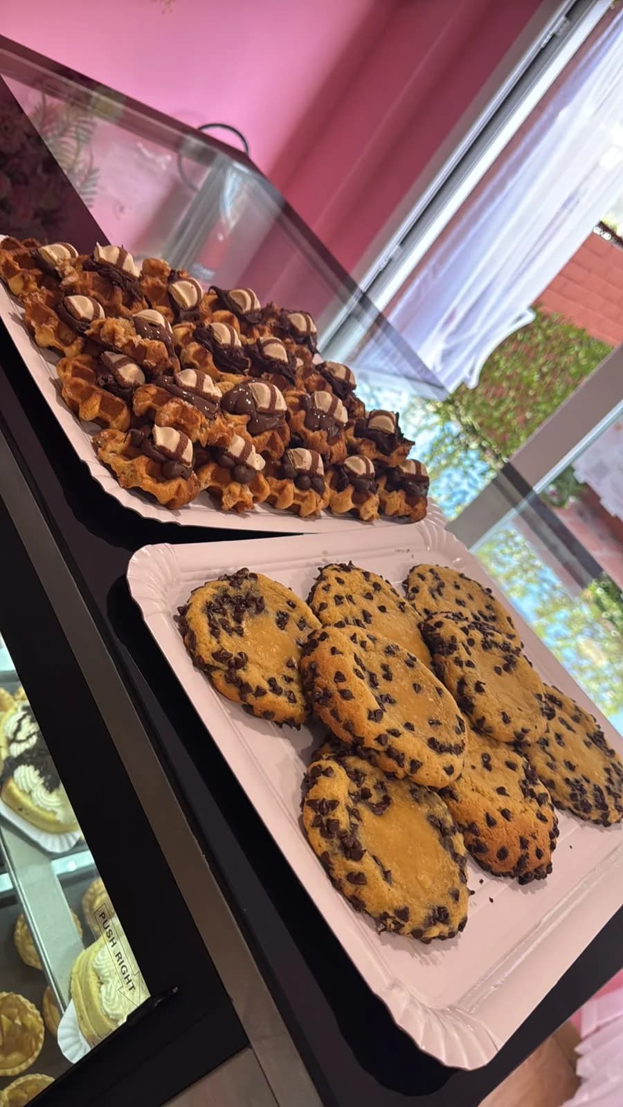 Bandeja de galletas de chips de chocolate en la vitrina